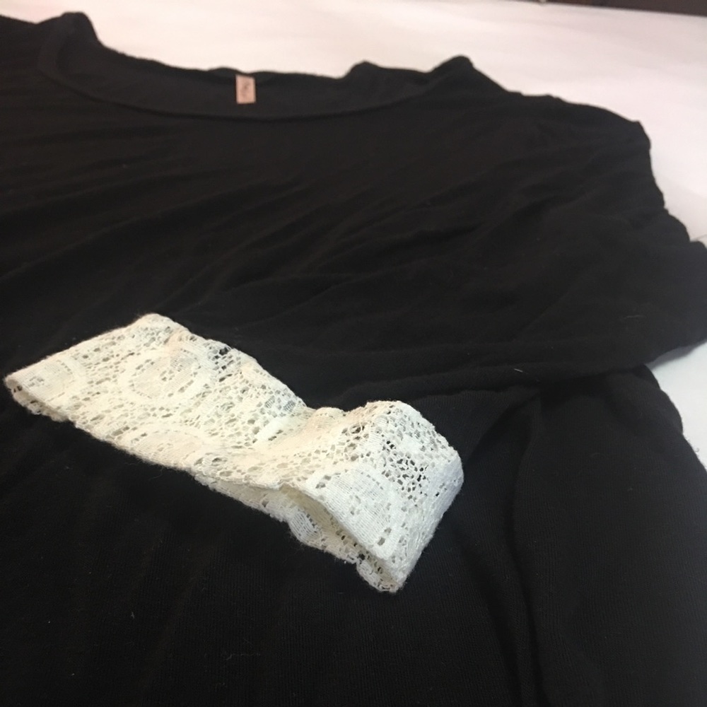 Blouse with lace cuffs!